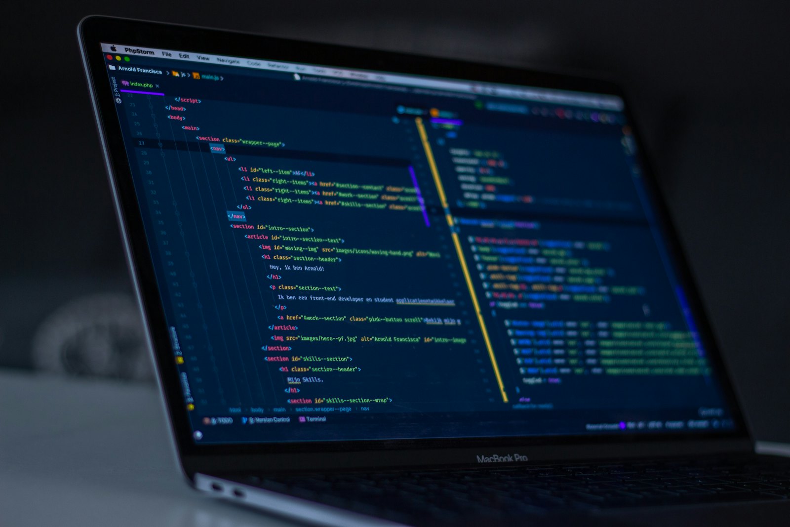 Editor de código em tela escura