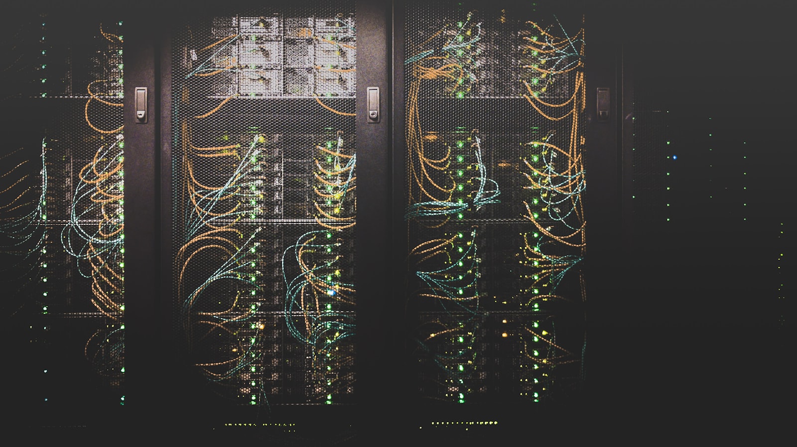 Corredor de servidores em datacenter com iluminação verde